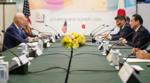 Joe Biden (l), Präsident der USA, nimmt vor Beginn des G7-Gipfels an einem bilateralen Treffen mit Fumio Kishida (r), Premierminister von Japan, teil. oto: Susan Walsh/AP/dpa