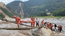 Rettungskräfte bringen Überlebende in die Stadt Moxi im Kreis Luding in der südwestchinesischen Provinz Sichuan. Bei einem Erdbeben in Südwestchina sind mehrere Menschen ums Leben gekommen. Foto: Hong Fule