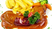 Die St. Galler Schüblig wird mit würziger Currysauce, Pommes frites und Gemüse serviert. Fotos: Jaybee'Swiss Restaurant