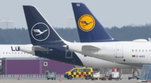 Passagiermaschinen der Lufthansa stehen auf dem Rollfeld auf dem Flughafen Frankfurt. Foto: Boris Roessler/dpa