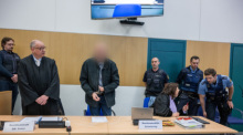 Der Angeklagte (3.v.l.) steht beim Prozessauftakt um die tödliche Amokfahrt in Trier erneut vor Gericht. Der Prozess wird in Teilen neu aufgerollt. Foto: Harald Tittel/dpa