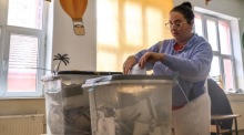 Frau gibt Stimme bei Kommunalwahl in Nord-Mitrovica ab, Wahllokal in Schule St. Sava, Millionen Bürger wählen neue Bürgermeister. Foto: epa/Georgi Licovski