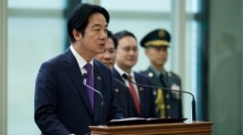 Taiwans Präsident Lai Ching-te spricht nach seiner Rückkehr von einer überraschenden Reise nach Eswatini am Flughafen Taoyuan zu Medienvertretern. Foto: epa/Ritchie B. Tongo