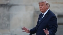 Donald Trump trifft im Schloss von Versailles westlich von Paris ein, wo er von Frankreichs Präsidenten Emmanuel Macron empfangen wird. Foto: epa/Mohammed Badra