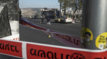 Israelische Polizisten inspiziert den Ort einer Explosion an einer Bushaltestelle. Foto: Maya Alleruzzo/Ap/dpa