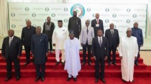 Der nigerianische Präsident Bola Ahmed Tinubu (C) und führende Vertreter der Wirtschaftsgemeinschaft Westafrikanischer Staaten (Ecowas) treffen sich in Abuja, um die politische Lage in Niger zu erörtern. Foto: epa/Str