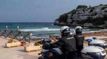 Zwei Beamte patrouillieren am Strand von S'Estany d'en Mas in Manacor, der völlig leer ist. Archivfoto: epa/CATI CLADERA