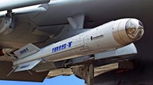 Ein undatiertes Bild einer IRIS-T-Rakete, die an einem Kampfjet befestigt ist. Foto: epa/Diehl