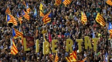Hunderte nehmen an der Demonstration teil, zu der die katalanische Nationalversammlung (ANC) im Rahmen der Feierlichkeiten zum katalanischen Nationalfeiertag, auch bekannt als Diada", in Barcelona aufge... Foto: epa/Enric Fontcuberta Beschreibung