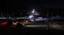 Bei einem Stromausfall in Charkiw fahren Autos im Dunkeln zwischen Wohngebäuden hindurch. Foto: epa/Yakiv Liashenko