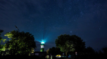 Eine Sternschnuppe zieht über dem Leuchtturm Bülk am Ufer der Ostsee ihre Bahn. Die Sternschnuppen der Perseiden sind in der ersten Augusthälfte teils im Minutentakt am Nachthimmel zu sehen. Foto: Axel Heimken/dpa