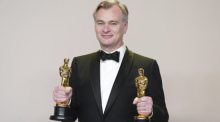 Christopher Nolan posiert im Presseraum mit den Preisen für die beste Regie und den besten Film für "Oppenheimer" bei der Oscar-Verleihung im Dolby Theatre in Los Angeles. Foto: Jordan Strauss/Invision Via Ap/dpa