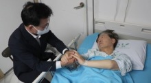 Park Kwang-on (L), Fraktionsvorsitzender der wichtigsten oppositionellen Demokratischen Partei, spricht mit dem Parteivorsitzenden Lee Jae-myung (R) in einem Krankenhaus in Seoul. Foto: epa/Yonhap