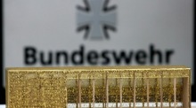 Der Entwurf des Architekten Andreas Meck für ein Mahnmal ist bei der Präsentation in Berlin unter dem Logo der Bundeswehr zu sehen. Foto: epa/Tim Brakemeier