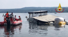 Einsatzkräfte der Feuerwehr holen das gesunkene Boot auf dem Lago Maggiore mit Ballons an die Oberfläche. Foto: Vigili del Fuoco/dpa