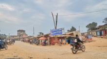 Ein Motorradfahrer fährt durch einen Straßenmarkt in Mongbwalu, dem Zentrum des Ebola-Ausbruchs in der Provinz Ituri. Foto: Dieudonne Dirole/epa