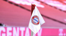 Die Eckfahne mit dem Logo des FC Bayern München. Foto: epa/Lukas Barth