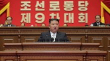 Beim neunten Parteitag der Arbeiterpartei in Pjöngjang präsentiert Kim Jong Un neue strategische Ziele für Staat und Partei. Foto: Kcna