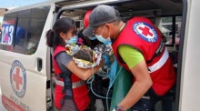 Nach einem Erdrutsch im Süden der Philippinen bergen Rettungskräfte zwei Kinder aus den Trümmern. Foto: epa/Prc