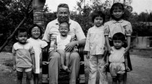 Der verstorbene Anführer der Roten Khmer, Pol Pot, sitzt mit seinen Enkelkindern auf diesem um 1976 aufgenommenen Bild. EPA/DCCAM