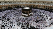 Muslime umrunden die Kaaba in Mekka beim Tawaf-Ritual zu Beginn der Hadsch-Pilgerfahrt 2025 Foto: epa/Stringer