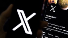 Die Illustration zeigt einen Benutzer, der ein Mobiltelefon mit dem X-Logo vor der Seite von Elon Musk in Los Angeles hält. Foto: epa/Etienne Laurent