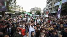 Demonstration gegen die Teilnahme des syrischen Präsidenten am Arabischen Gipfel. Foto: epa/Yahya Nemah