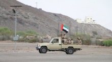 Ein von den Vereinigten Arabischen Emiraten ausgebildeter Rekrut der jemenitischen Armee schwenkt während einer Übung eine Flagge der Vereinigte Arabische Emirate im Süden von Jemen. Foto: EPA/Najeeb Almahboobi