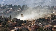 Rauch steigt nach einem israelischen Luftangriff im Südlibanon auf, aufgenommen von der israelischen Seite der Grenze in Obergaliläa. Foto: epa/Atef Safadi