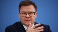 Carsten Schneider stellt in Berlin das Klimaschutzprogramm 2026 bei einer Pressekonferenz vor. Foto: epa/Clemens Bilan