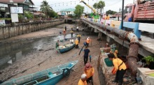 Mitarbeiter und Freiwillige reinigen den Naklua-Kanal im Rahmen einer Umweltaktion der Stadt Pattaya. Bild: TMN.TV