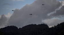 Hubschrauber im Einsatz bei Waldbrand nahe Bad Schandau an der deutsch-tschechischen Grenze, wo Feuerwehrkräfte gegen die Flammen kämpfen. Archivfoto: epa/Martin Divisek