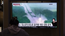 Südkoreaner reagieren auf den Abschuss ballistischer Raketen durch Nordkorea im Ostmeer. Foto: epa/Jeon Heon-kyun