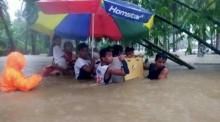 PCG-Personal hilft Anwohnern bei einer durch den Taifun Nalgae verursachten Überschwemmung in der Provinz Leyte. Foto: epa/Pcg Handout