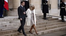 Französischer Präsident Emmanuel Macron (L) und seine Frau Brigitte Macron (R) in Paris. Foto: epa/Yoan Valat