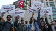 Front des Istanbuler Caglayan-Gerichtshauses zur Unterstützung des türkischen Geschäftsmanns und Philanthropen Osman Kavala in Istanbul. Foto: epa/Sedat Suna