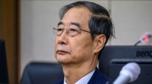 Der frühere südkoreanische Premier Han Duck-soo sitzt im Gerichtssaal in Seoul, wo der Prozess im Zusammenhang mit dem Putschvorwurf gegen Ex-Präsident Yoon beginnt. Foto: epa/Yonhap