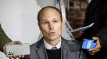 Stephan Schultheiss, Anwalt der Eltern von zwei vermissten deutschen Mädchen, spricht während einer Pressekonferenz im Hotel Westfalenhaus in Asuncion. Foto: epa/Nathalia Aguilar