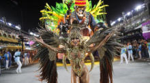 Angehörige der Sambaschule Samba Vila Isabel treten während eines Karnevalsumzugs auf dem Sambadrom in Rio de Janeiro auf. Foto: epa/Andre Coelho