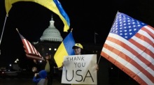 Befürworter der Ukraine halten Fahnen vor dem US-Kapitolgebäude. Foto: epa/Michael Reynolds