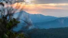 Blick über bewaldete Bergketten im Süden der Provinz Nakhon Si Thammarat entlang der geplanten Trekkingroute. Bild: Department of National Parks, Wildlife and Plant Conservation (DNP)