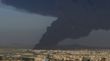 Dschidda: Eine Rauchwolke steigt von einem brennenden Öllager auf. Eine Explosion und eine riesige Rauchwolke in der Nähe der Rennstrecke von Dschidda haben im Formel-1-Fahrerlager in Saudi-Arabien neue Sorgen ausgelöst. Foto: Hassan Ammar