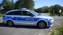Ein Polizeifahrzeug steht in der Nähe der Stelle, an der ein unbekanntes Flugobjekt in einem Maisfeld im Dorf Polatycze abgestürzt ist. Foto: epa/Wojtek Jargilo