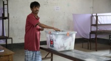 Bei der 13th national general election in Bangladesh gibt ein Wähler seine Stimme im Wahllokal ab. Foto: Monirul Alam/epa