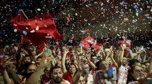 Unterstützer des gewählten Präsidenten der Colorado-Partei, Santiago Pena, feiern nach seinem Sieg vor der Wahlkampfzentrale in Asuncion. Foto: epa/Raul Martinez