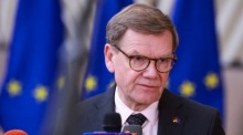 Außenminister Johann Wadephul spricht zu Beginn des EU-Außenministerrats in Brüssel über aktuelle internationale Krisen. Foto: epa/Olivier Hoslet
