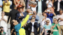 Grand Slam/ATP-Tour - French Open, Einzel, Herren, Finale, Nadal (Spanien) - Ruud (Norwegen): Rafael Nadal stemmt nach seinem Sieg den Pokal in die Höhe. Foto: Jean-francois Badias
