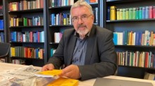 Esch sur Alzette: Heinz Sieburg, Germanistik-Professor, sitzt in einer Bibliothek der Universität im luxemburgischen Esch/Alzette. Foto: Birgit Reichert/dpa