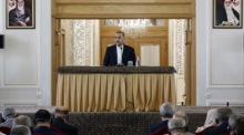 Der iranische Außenminister Hossein Amir-Abdoulahian hält im Büro des Außenministeriums in Teheran vor den ausländischen Botschaftern in Teheran eine Rede über den Angriff auf Israel in der vergangenen Nacht. Foto: epa/Abedin Taherkenareh