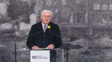 Bundespräsident Frank-Walter Steinmeier spricht während der offiziellen Zeremonie zum 80. Jahrestag des Aufstands im Warschauer Ghetto am Denkmal für die Helden des Ghettos in Warschau. Foto: epa/Leszek Szymanski